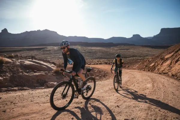 Cannondale Topstone Carbon dans terrain gravier